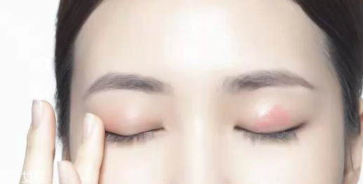 怎么用口紅畫眼影？兩步畫好眼妝