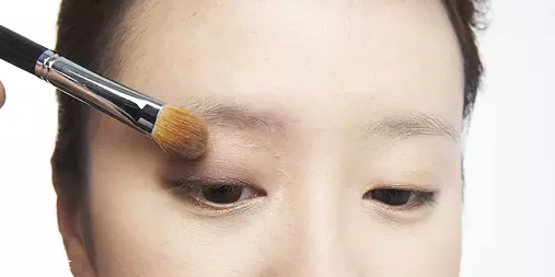 怎么用口紅畫眼影？兩步畫好眼妝