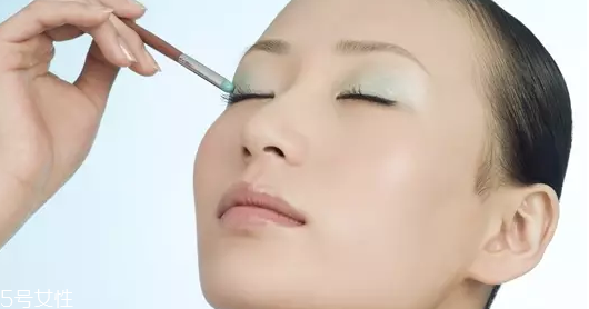 怎么用口紅畫眼影？兩步畫好眼妝