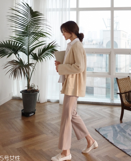 米色毛衣怎么搭配？打造氣質女神范兒