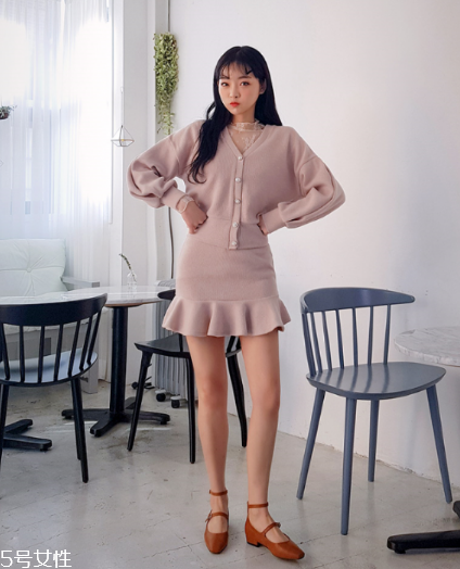粉色針織衫怎么搭配？文藝又少女的穿搭經(jīng)典