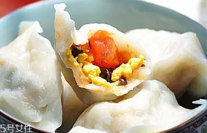 餃子餡先放水還是先放油？油是最后放的調(diào)料