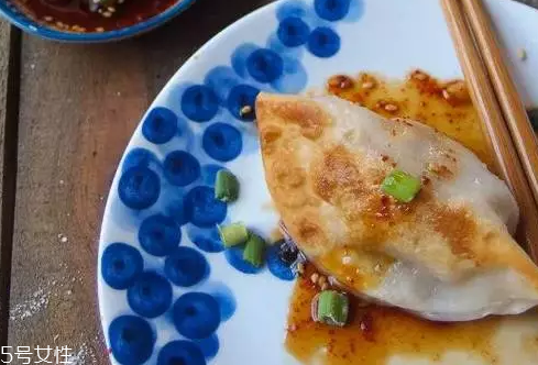 餃子餡先放水還是先放油？油是最后放的調(diào)料
