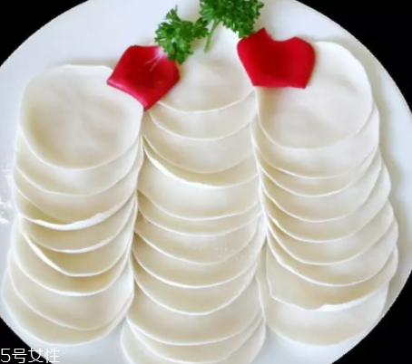 搟餃子皮怎么轉(zhuǎn)圈？借用巧力才能轉(zhuǎn)圈成圓