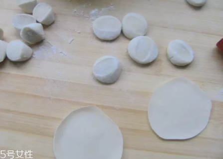 搟餃子皮怎么轉(zhuǎn)圈？借用巧力才能轉(zhuǎn)圈成圓