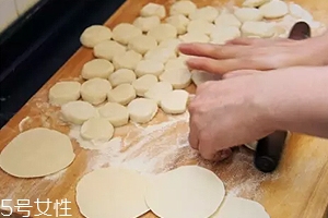 搟餃子皮怎么轉(zhuǎn)圈？借用巧力才能轉(zhuǎn)圈成圓