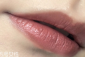 唇部顏色深用什么口紅？chanel絲絨口紅62號(hào)不怕唇深