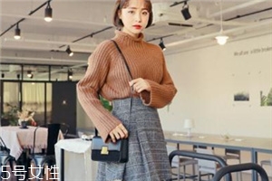 毛衣搭配短裙好看嗎？立顯俏皮少女范兒