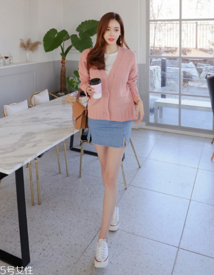 毛衣搭配短裙好看嗎？立顯俏皮少女范兒