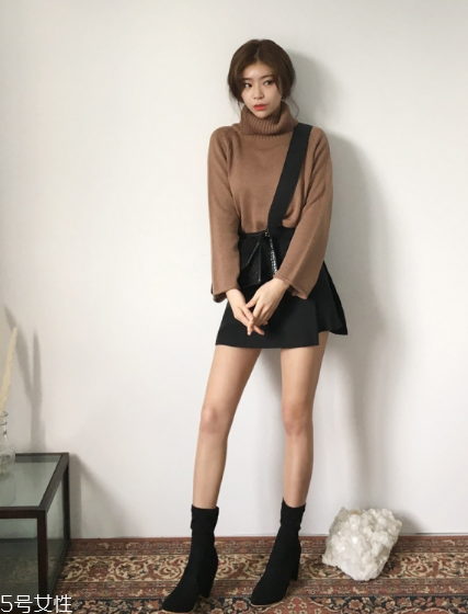 毛衣搭配短裙好看嗎？立顯俏皮少女范兒