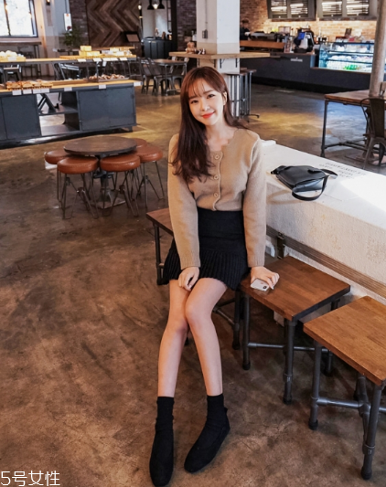 毛衣搭配短裙好看嗎？立顯俏皮少女范兒