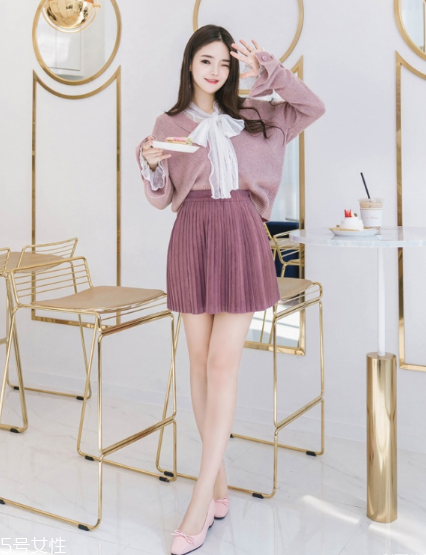 毛衣搭配短裙好看嗎？立顯俏皮少女范兒