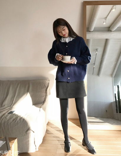 毛衣搭配短裙好看嗎？立顯俏皮少女范兒