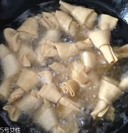 豆腐皮能油炸嗎？火候太猛容易炸糊