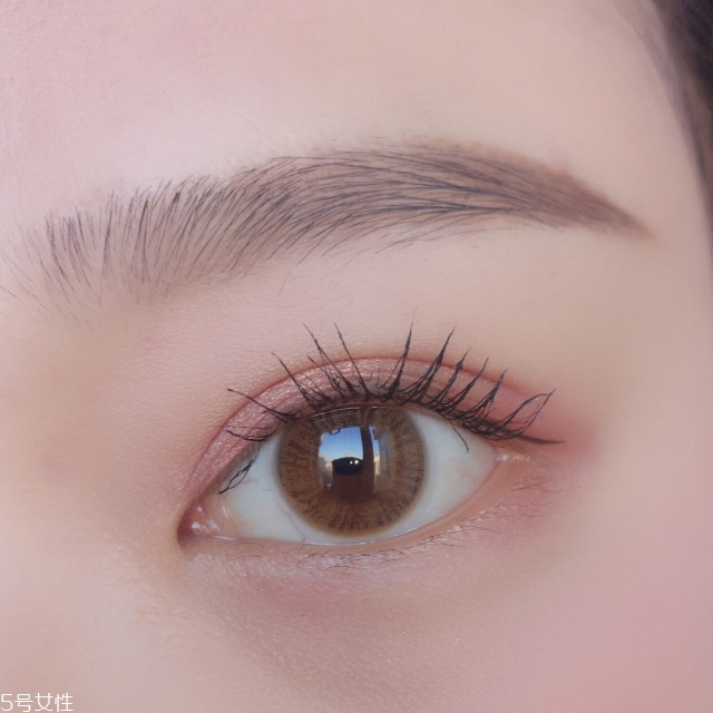 李圣經(jīng)同款美瞳價(jià)格多少錢(qián) 日拋隱形眼鏡佩戴方法