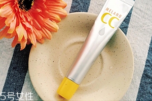 樂敦CC能涂在痘痘上嗎？痘痘與痘印均能改善