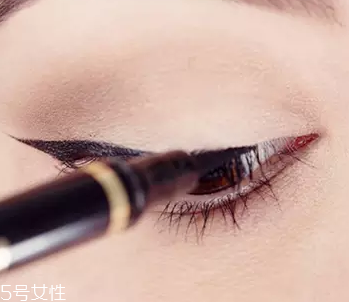 眼線眼尾怎么畫好看？用透明膠畫出優(yōu)美弧度