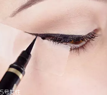眼線眼尾怎么畫好看？用透明膠畫出優(yōu)美弧度