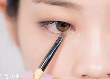單眼皮如何畫眼影？亮色眼影會制造車禍現(xiàn)場