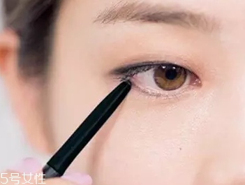 單眼皮如何畫眼影？亮色眼影會制造車禍現(xiàn)場