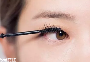 單眼皮如何畫眼影？亮色眼影會制造車禍現(xiàn)場