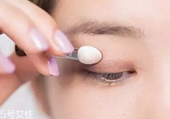 單眼皮如何畫眼影？亮色眼影會制造車禍現(xiàn)場