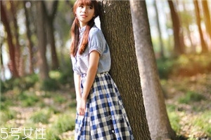 格子長(zhǎng)裙搭配什么上衣？清新文藝風(fēng)女孩