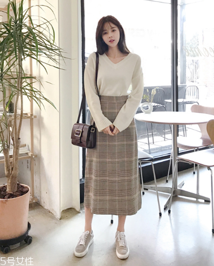 格子長(zhǎng)裙搭配什么上衣？清新文藝風(fēng)女孩