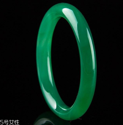 綠水晶手鐲應戴哪只手？左手更好