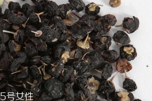 黑枸杞會泡成白色嗎？有這個可能