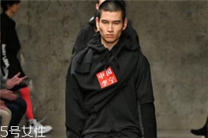 李寧走秀款虎鶴雙形限量衛(wèi)衣多少錢(qián)_在哪買(mǎi)？