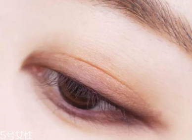 戴眼鏡怎么化妝好看？這么化妝比戴美瞳還美貌