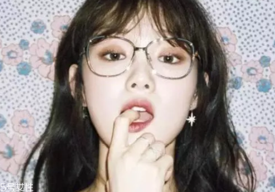戴眼鏡怎么化妝好看？這么化妝比戴美瞳還美貌