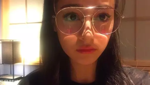 戴眼鏡怎么化妝好看？這么化妝比戴美瞳還美貌