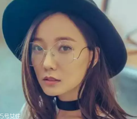 戴眼鏡怎么化妝好看？這么化妝比戴美瞳還美貌