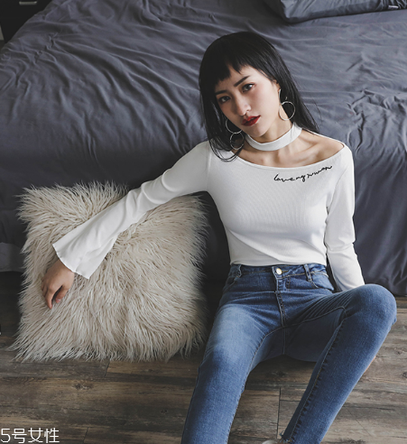 平胸穿什么衣服好看？性感的平胸穿搭