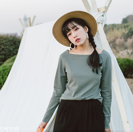 平胸穿什么衣服好看？性感的平胸穿搭
