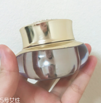 面霜可以當眼霜嗎？年輕肌膚可以少量用
