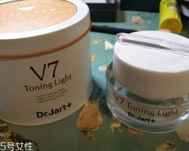 面霜和素顏霜可以同時用嗎？面霜用量不要太多