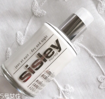 面霜和乳液都要用嗎？油皮可以只用一種
