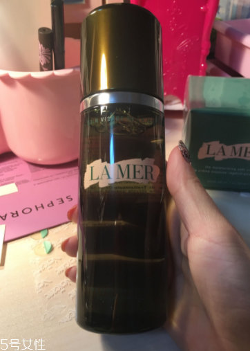 海藍(lán)之謎精萃液跟爽膚水有什么區(qū)別？用于爽膚水之后