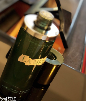 海藍(lán)之謎精萃液跟爽膚水有什么區(qū)別？用于爽膚水之后
