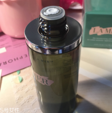 海藍(lán)之謎精萃液跟爽膚水有什么區(qū)別？用于爽膚水之后