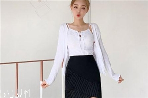 黑色短裙配什么上衣？基本款也能很時髦