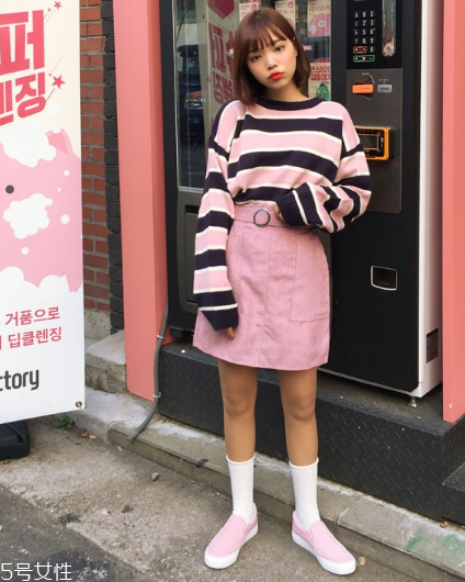粉色短裙配什么鞋子？少女感爆棚穿搭