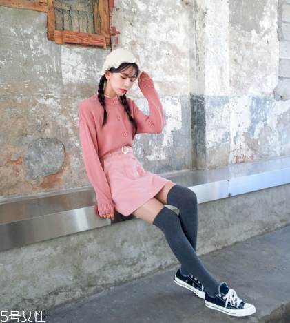 粉色短裙配什么鞋子？少女感爆棚穿搭