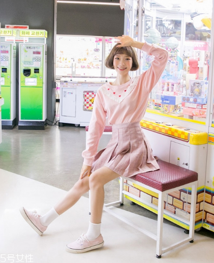 粉色短裙配什么鞋子？少女感爆棚穿搭