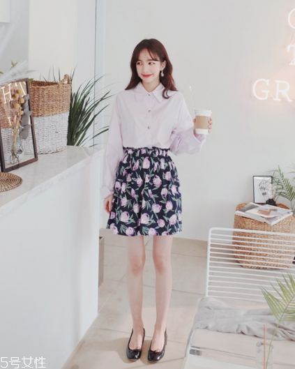碎花短裙怎么搭配？與春天來一場甜美約會