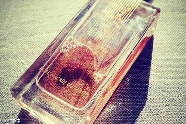 嬌蘭沙漠玫瑰香水好聞嗎？剛烈玫瑰濃厚迷人