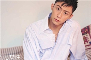 襯衫能貼身穿嗎？根據(jù)顏色深淺決定
